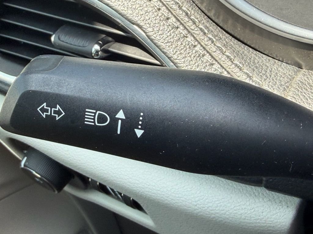 Used 2019 White Chrysler Limited image 33