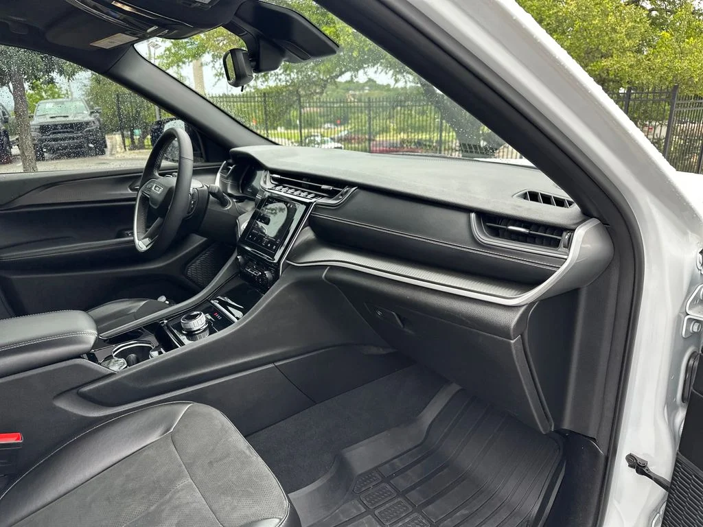 Used 2023 White Jeep Altitude image 36