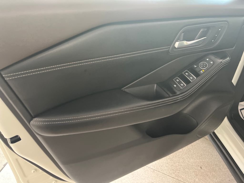 Used 2023 White Nissan SL image 11