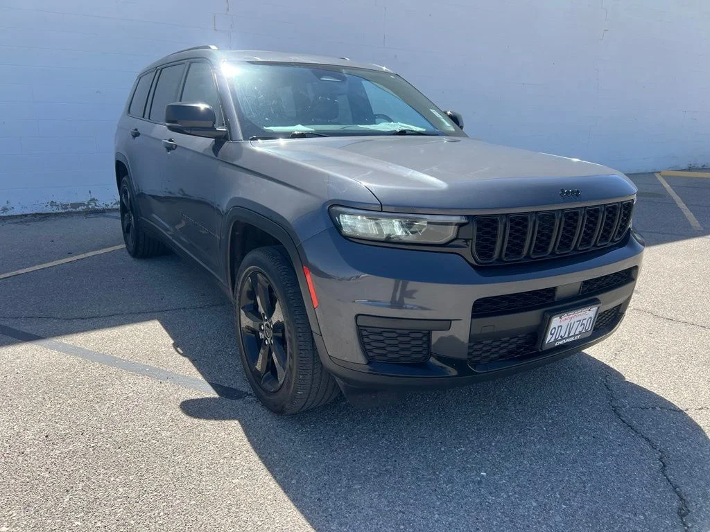 Used 2023 Metallic Jeep Altitude image 8