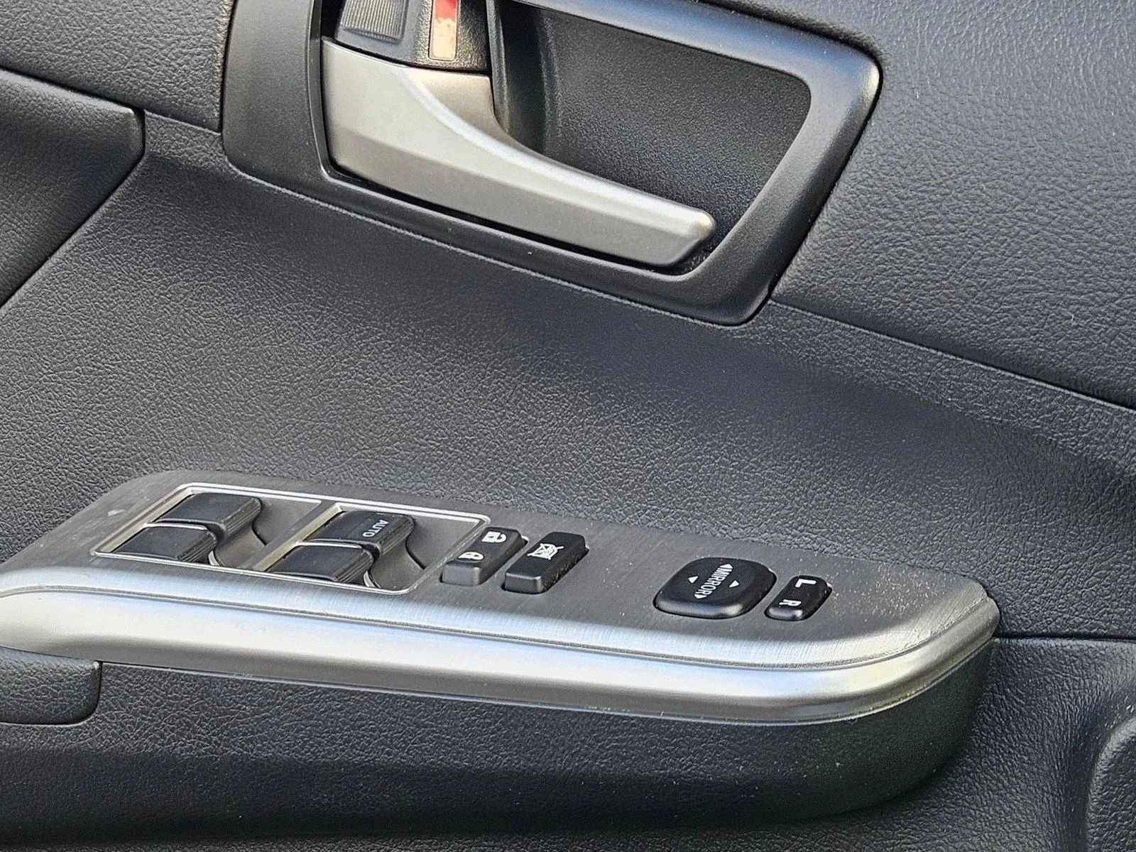 Used 2014 Classic Silver Metallic Toyota SE image 9