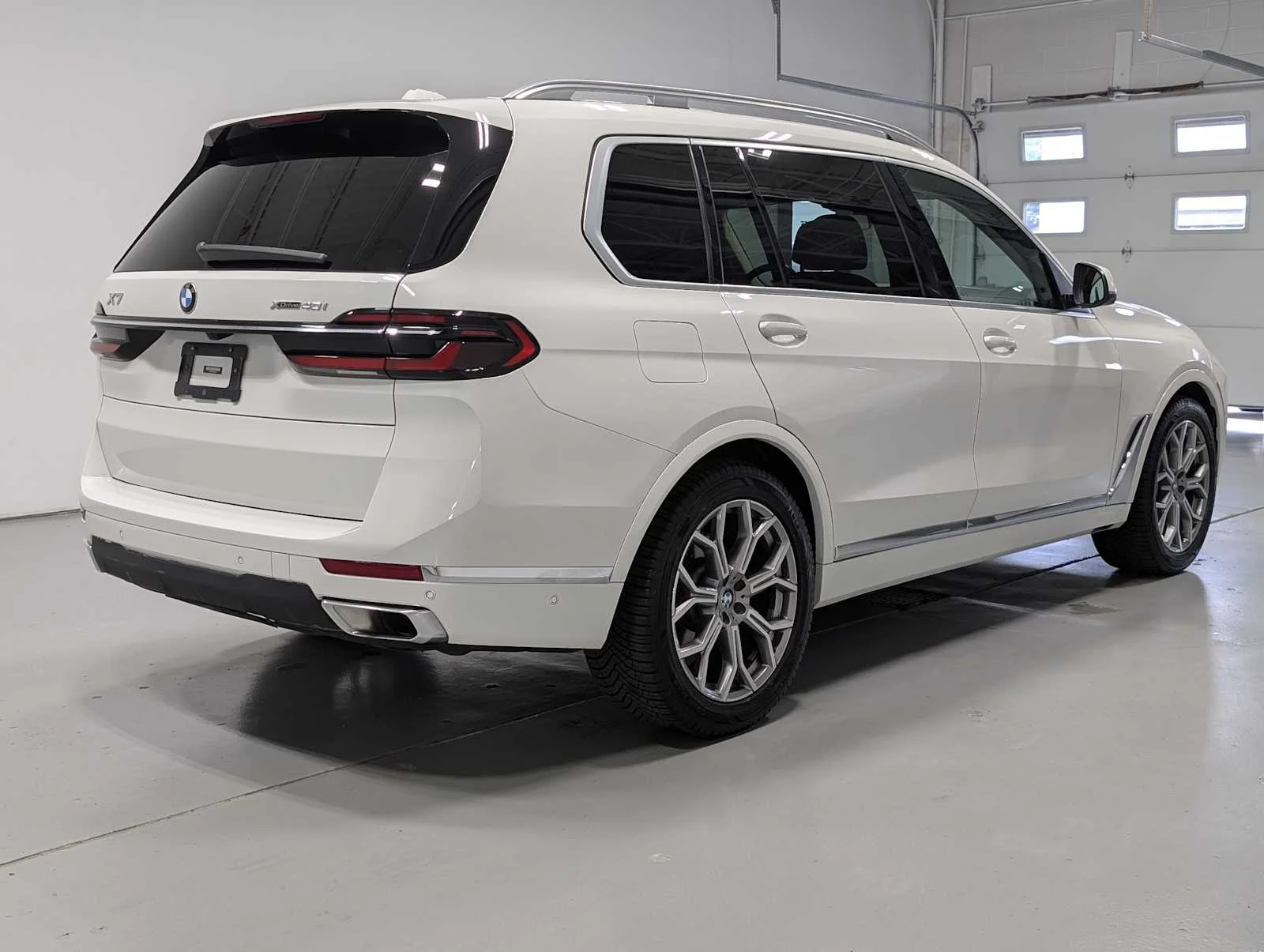 Used 2023 Alpine White BMW xDrive40i image 8