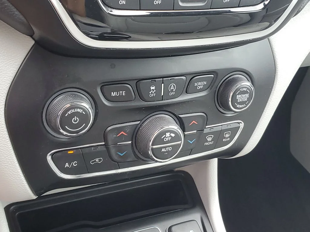 Certified Used 2019 White Jeep Limited image 28