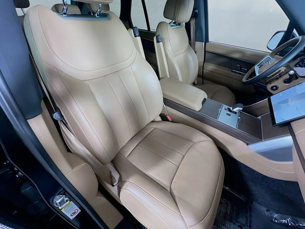 Certified Used 2025 British Racing Green SV Bespoke Ultra Met Gloss Land Rover SE image 30