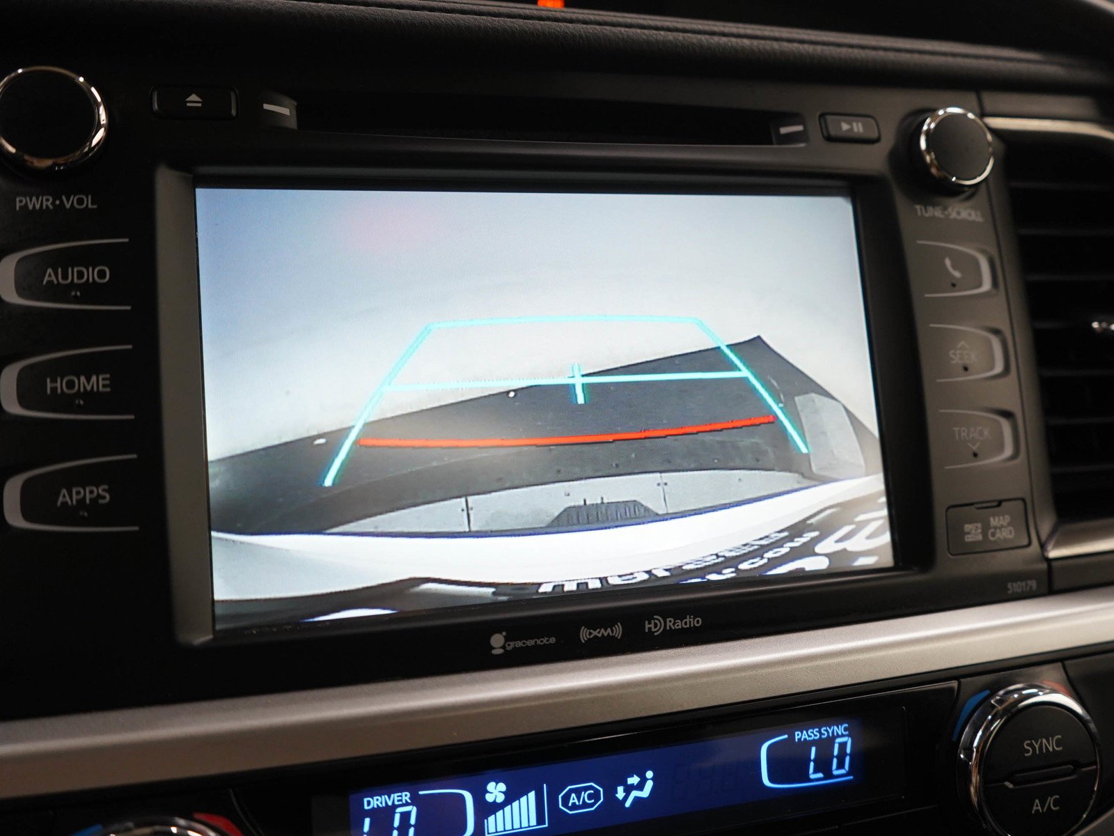 Used 2018 Blizzard Pearl Toyota Xle image 28