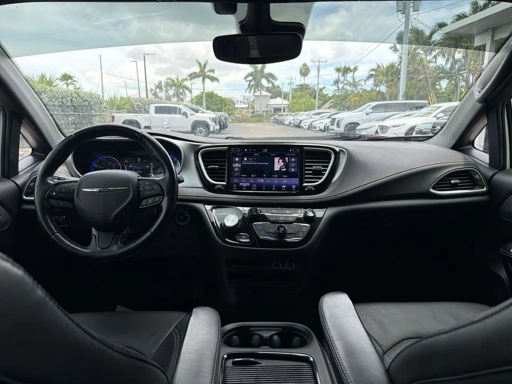 Used 2021 White Chrysler Touring L image 10