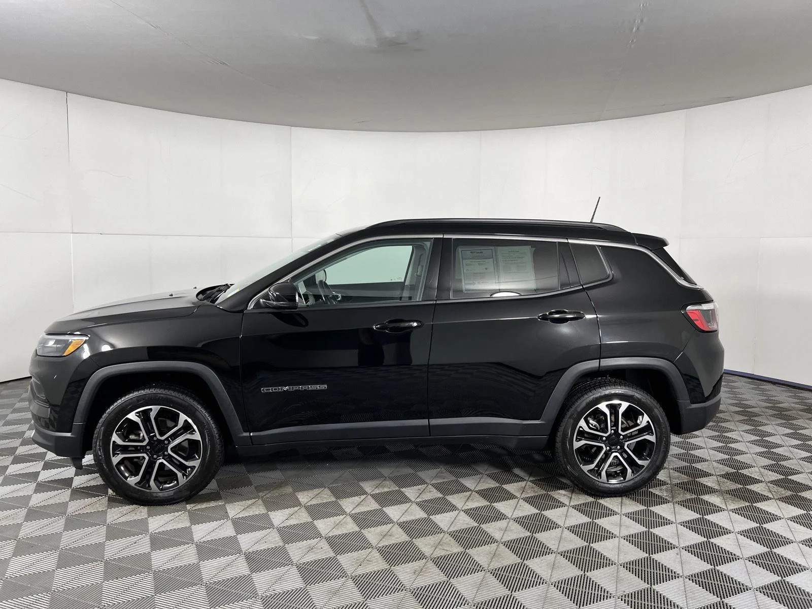 Used 2022 Diamond Black Crystal Pearlcoat Jeep Limited image 16