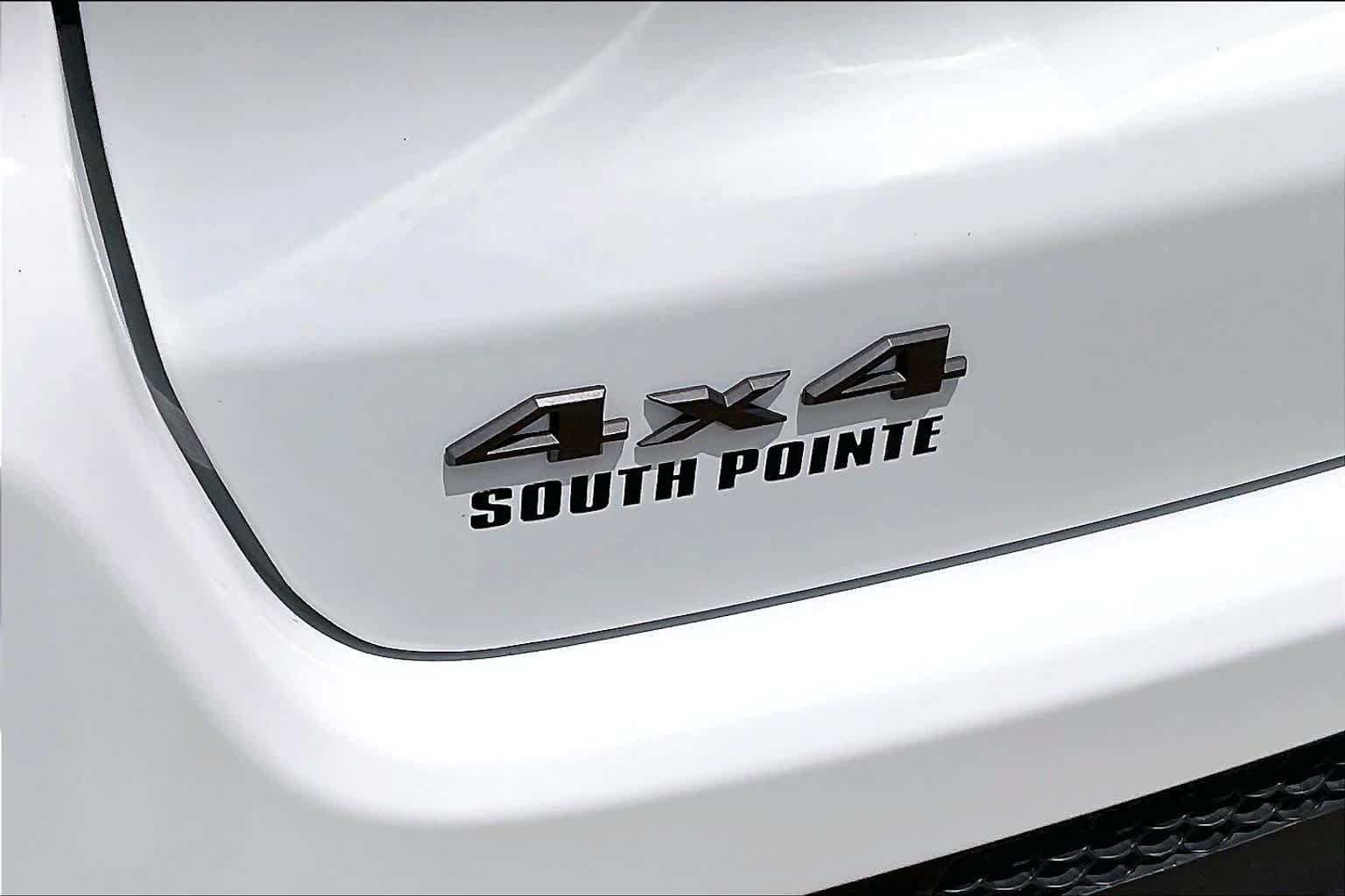 New 2026 Bright White Clearcoat Jeep Latitude image 15