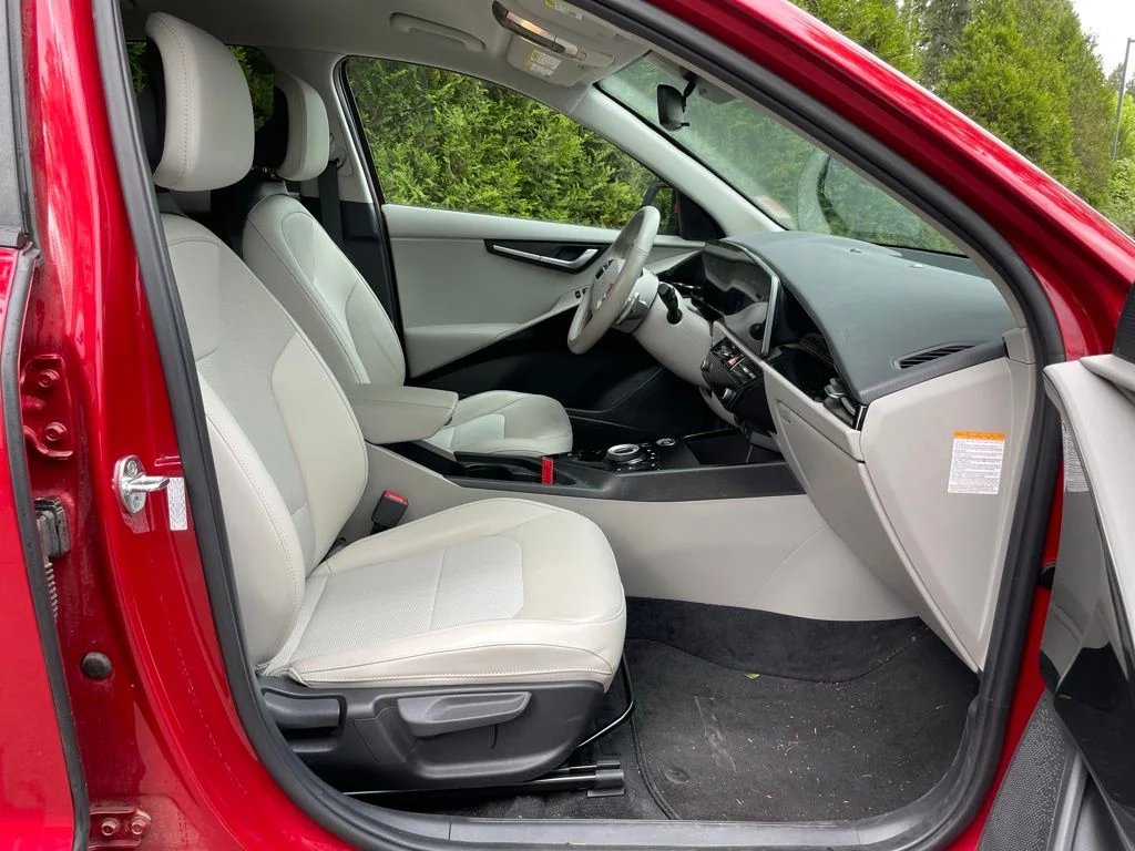 Used 2023 Runway Red Kia Wind image 25