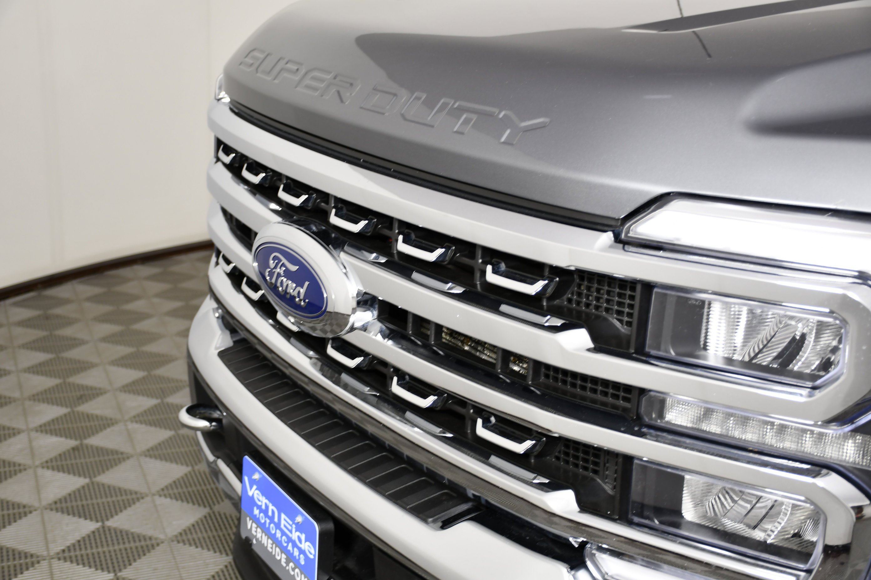 Used 2024 Gray Metallic Ford LARIAT image 11