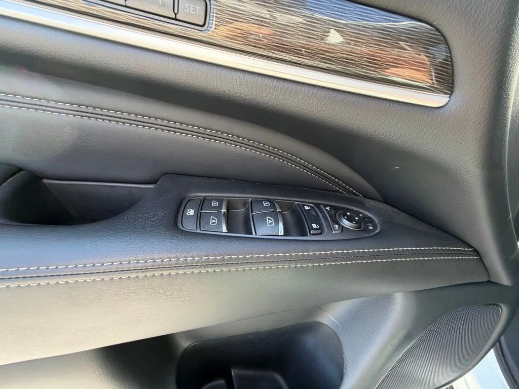 Used 2019 White INFINITI LUXE image 15