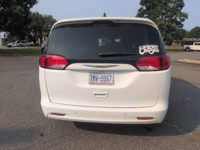 Used 2021 White Chrysler L image 7