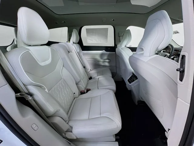 2025 Volvo EX90 Plus - Photo 19