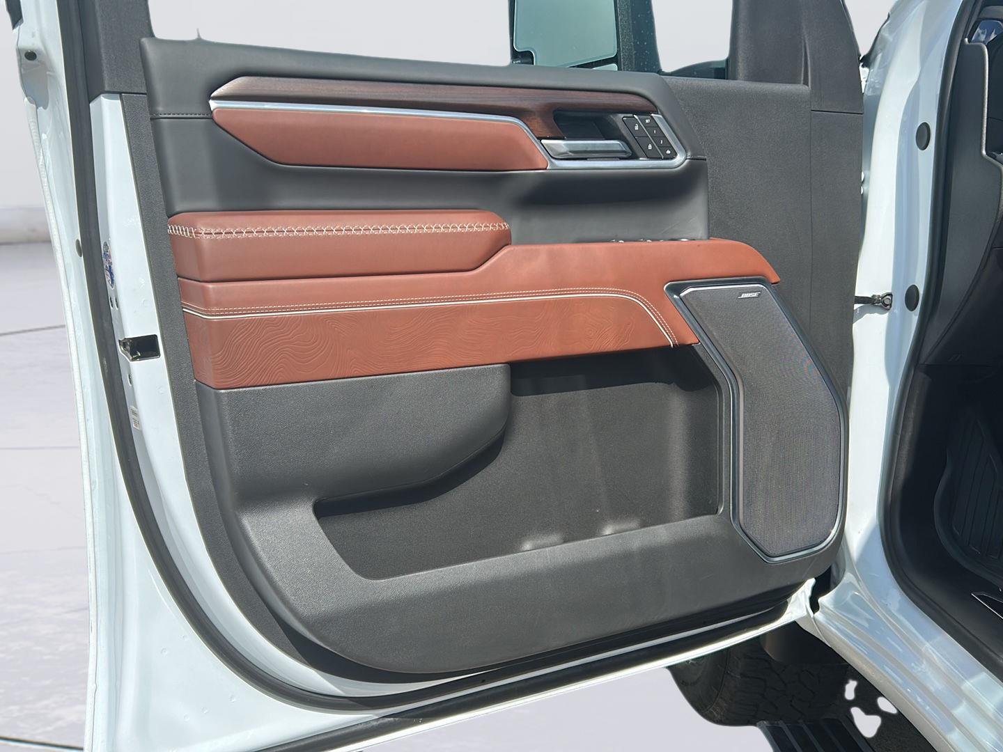 Used 2026 Glacier White Tricoat GMC Denali Ultimate image 8