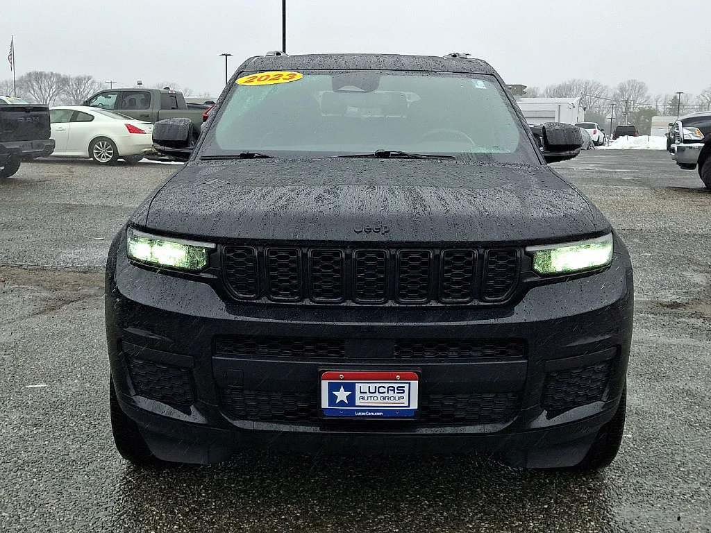 Used 2023 Diamond Black Crystal Pearlcoat Jeep Altitude image 4