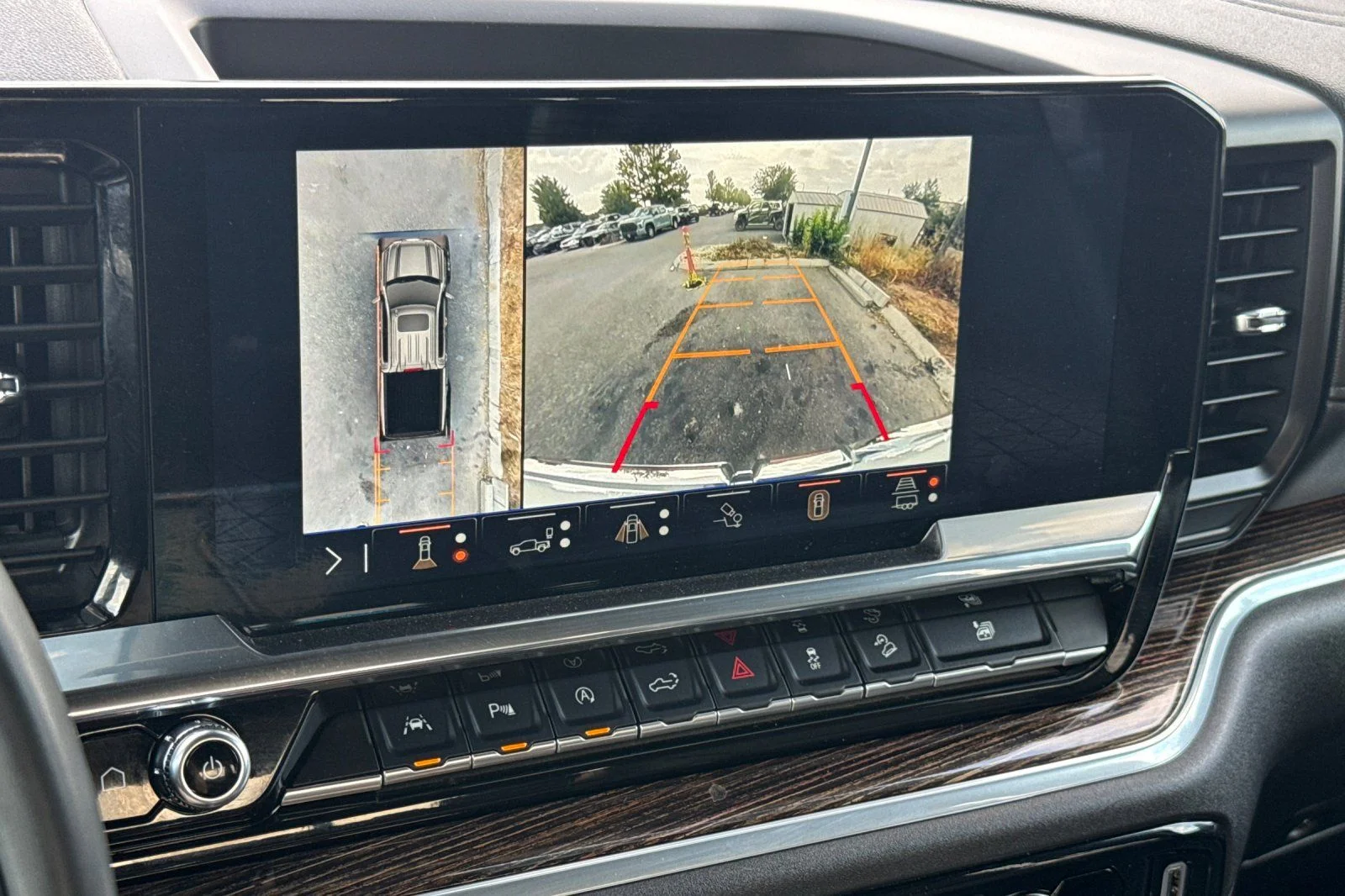 Used 2025  GMC Elevation image 18
