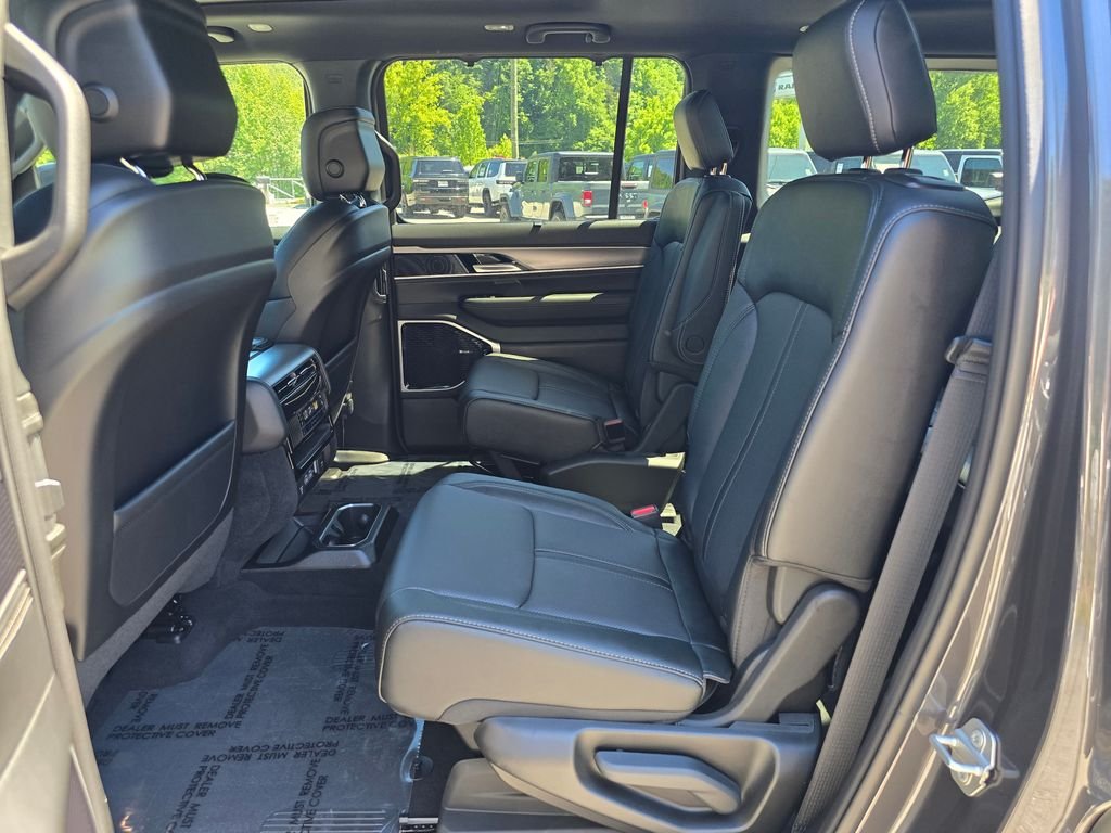 New 2026 Baltic-Gray Metallic Clear-Coat Exterior Paint Jeep Limited Reserve image 9