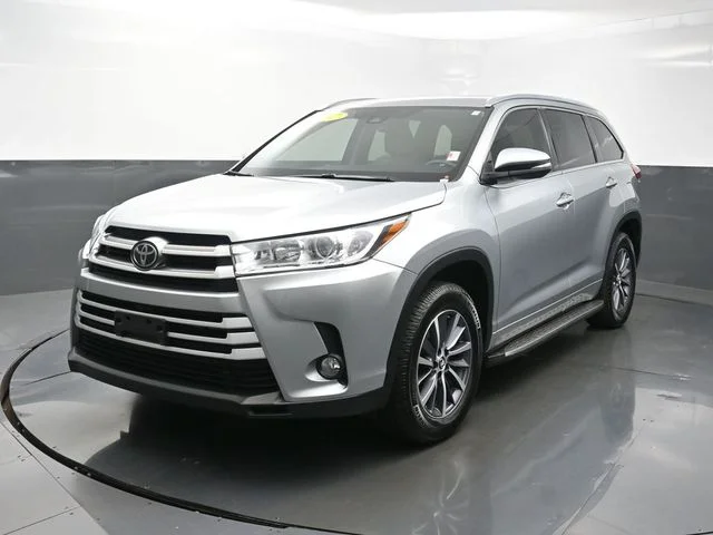 Used 2017 Silver Toyota XLE image 3