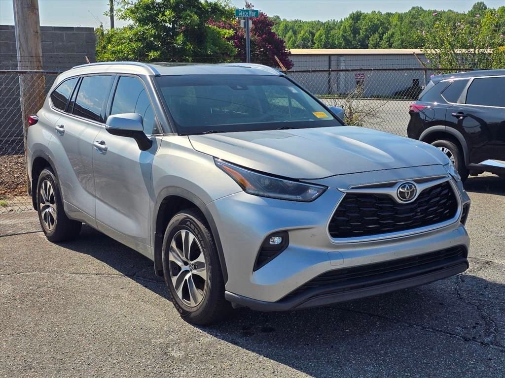 Used 2021 Silver Toyota XLE image 11