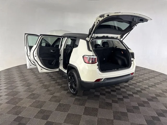 Used 2018 White Jeep Latitude image 16