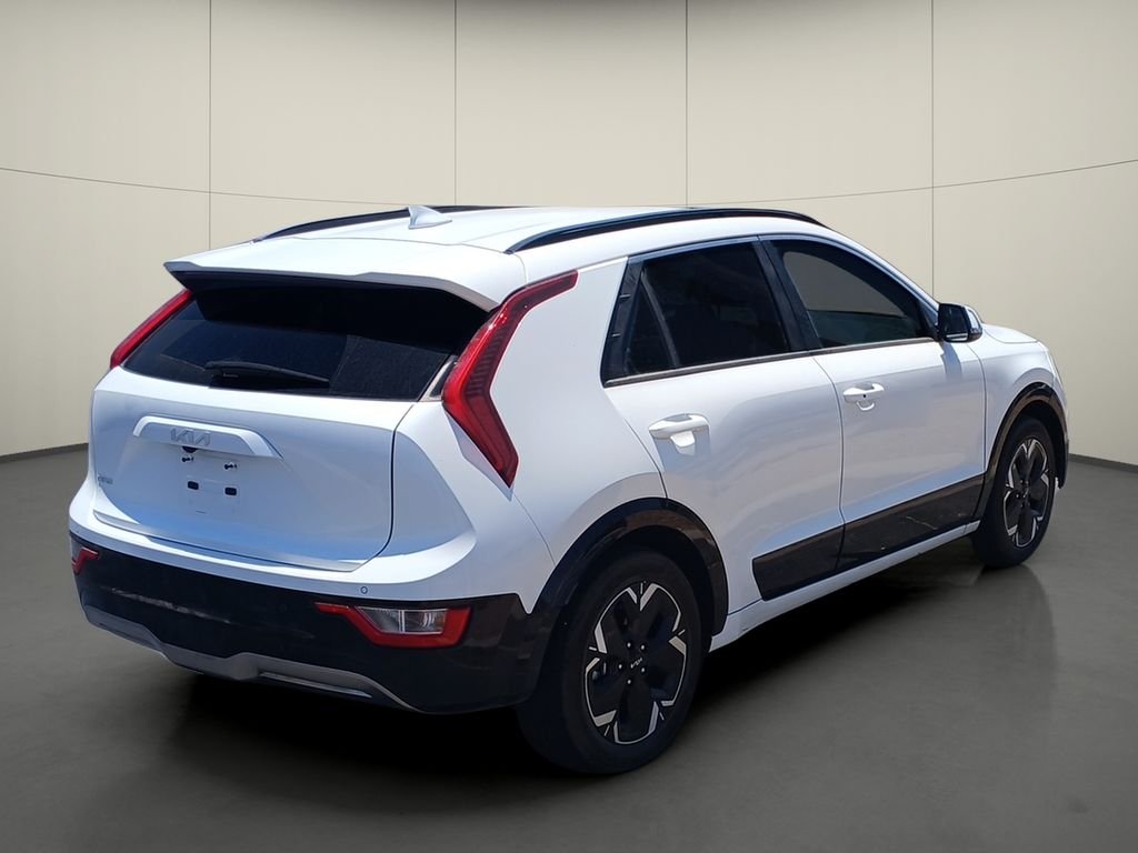 Used 2023 White Kia Wind image 7