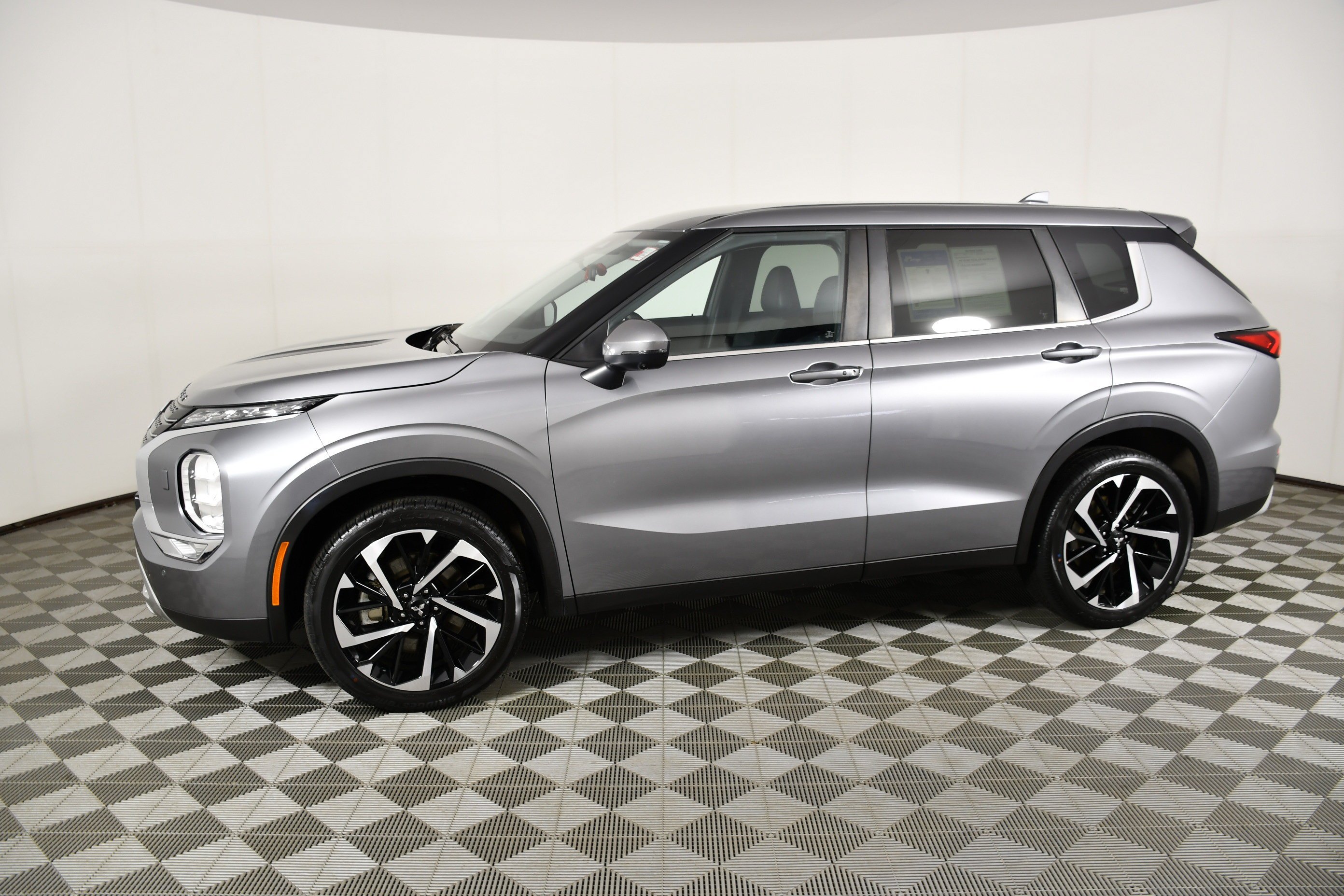 Used 2024 Mercury Gray Metallic Mitsubishi SE image 9
