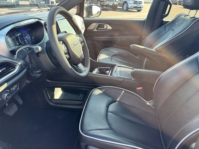 Used 2026  Chrysler Limited image 16