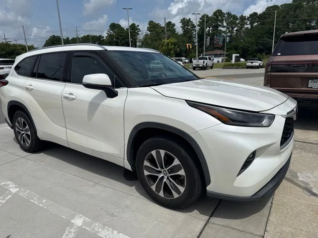 Used 2021 White Toyota XLE image 4