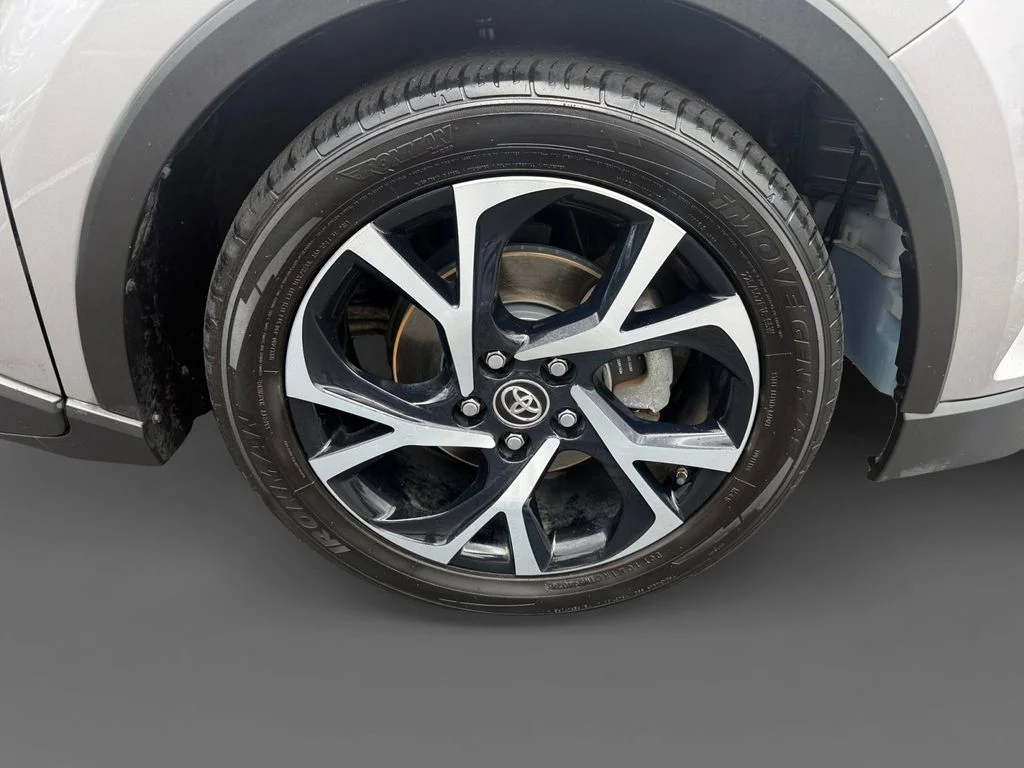 Used 2018 Silver Toyota XLE Premium image 15