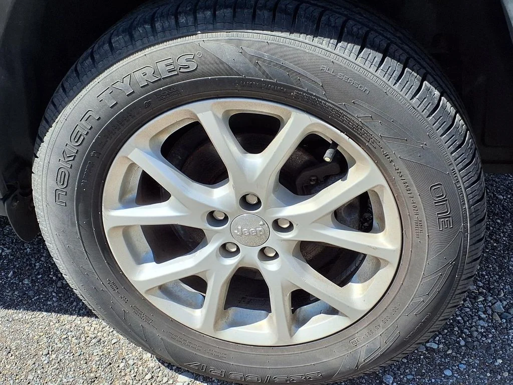 Used 2018 Black Jeep Latitude image 7