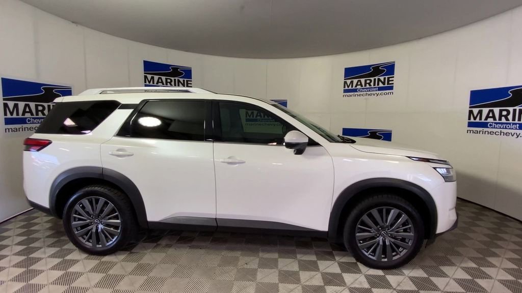 Used 2024 White Nissan SL image 3