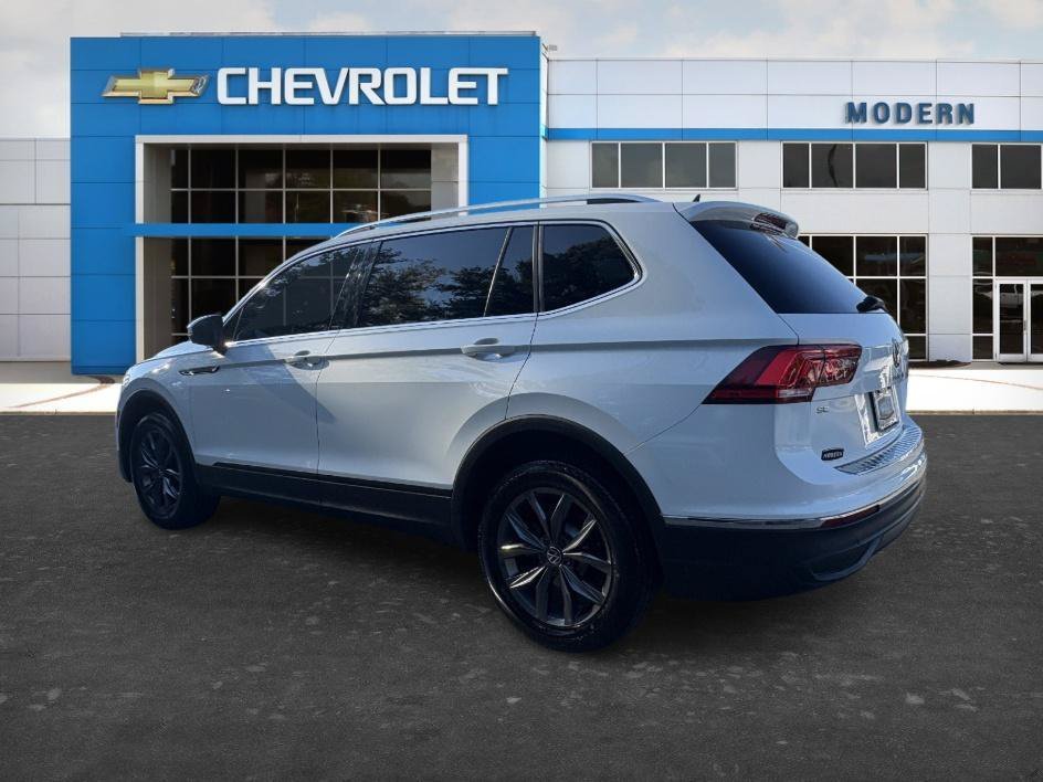 Used 2022 White Volkswagen SE image 3