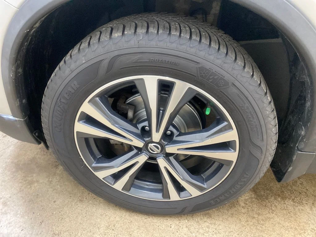 Used 2017 Silver Nissan SL image 18