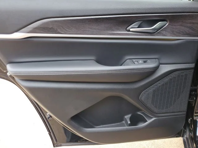 New 2025 Diamond Black Crystal Pearl-Coat Exterior Paint Jeep Limited image 14