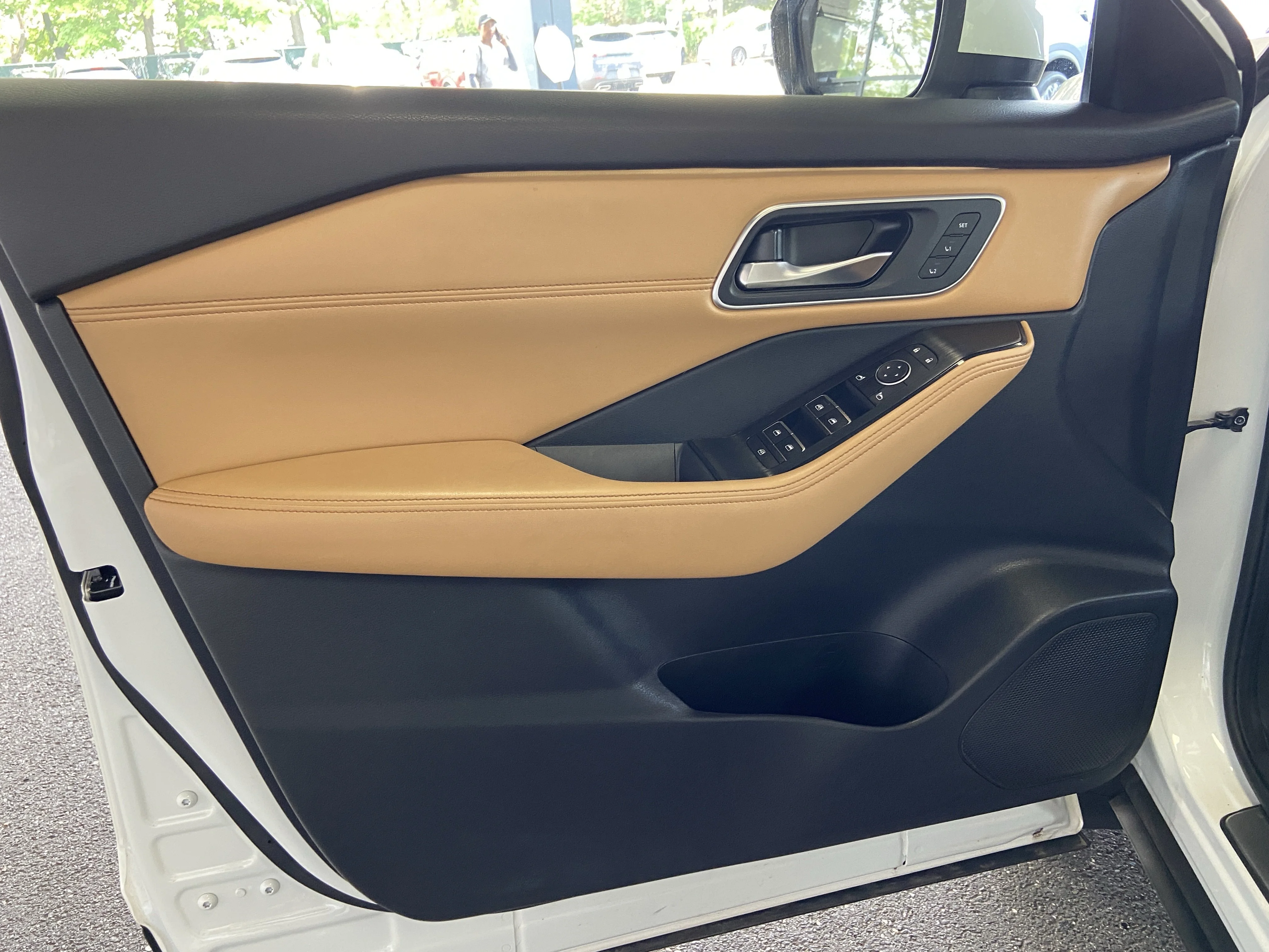 Used 2022 Pearl White Tricoat Nissan  image 22