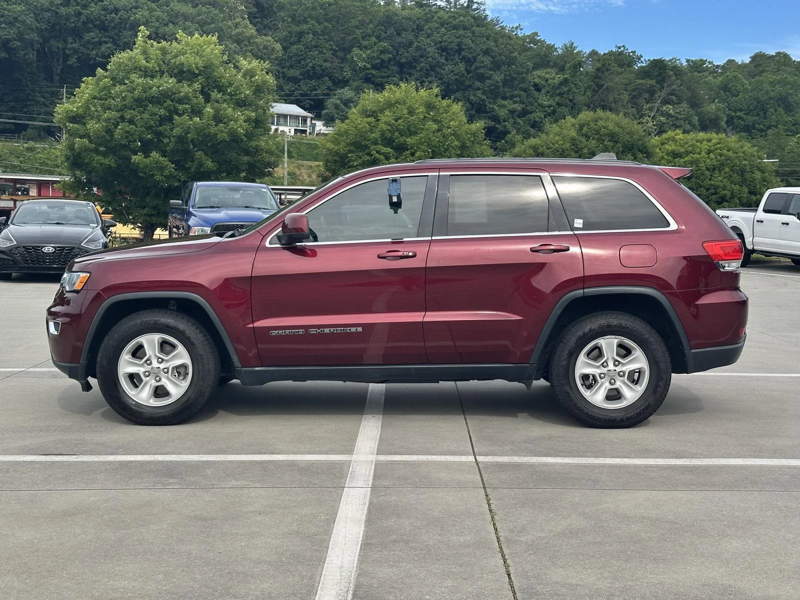 Used 2017 Velvet Red Pearlcoat Jeep Laredo image 4