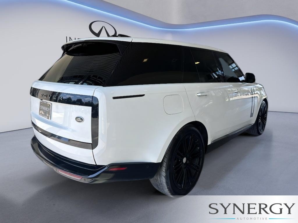 Used 2023 Fuji White Land Rover SE image 5