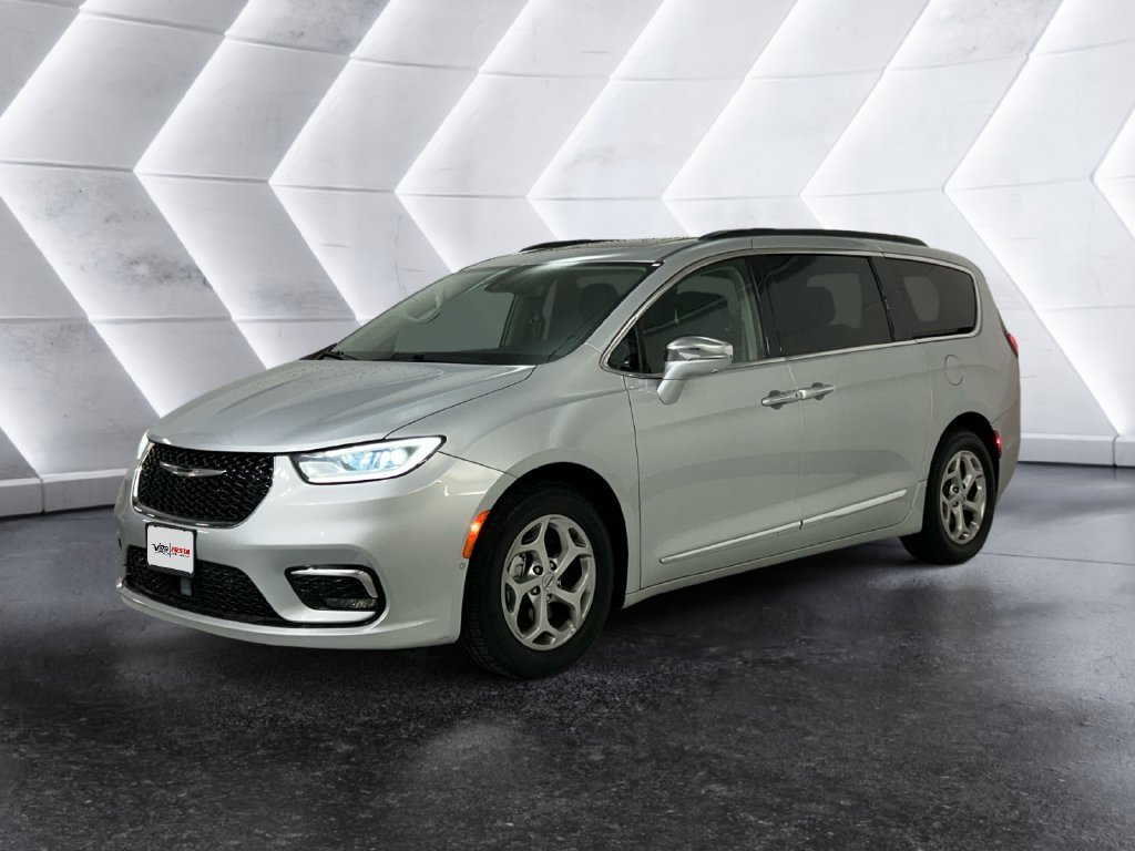 Used 2022 Silver Chrysler Limited image 3