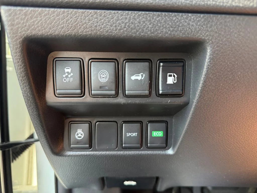 Used 2018 White Nissan SL image 37