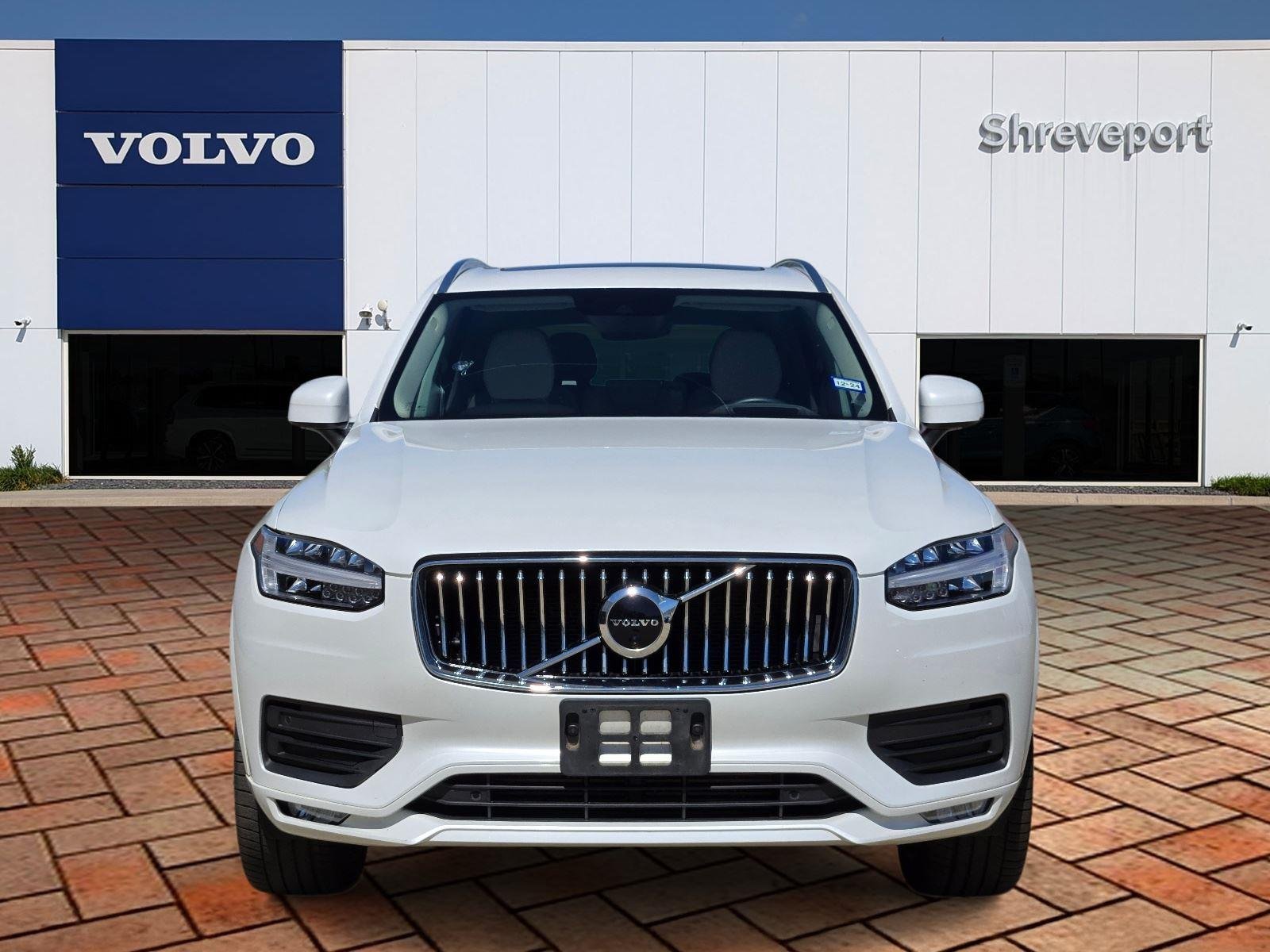 Used 2022 Crystal White Metallic Volvo Momentum image 2