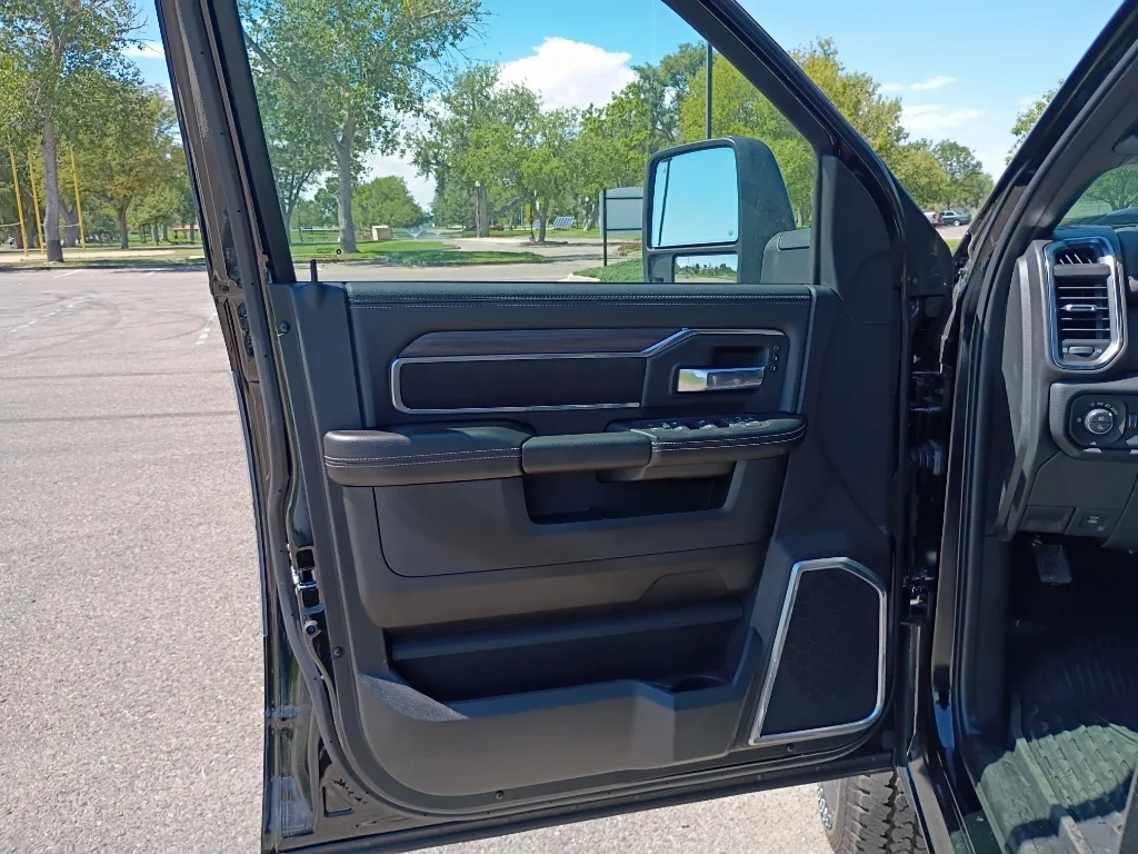 New 2026 Diamond Black Crystal Pearl-Coat Exterior Paint RAM Laramie image 23