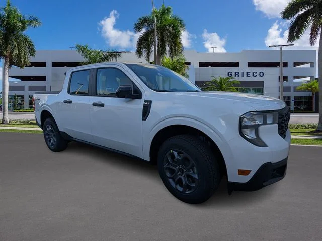 New 2025 Oxford White Ford XLT image 1