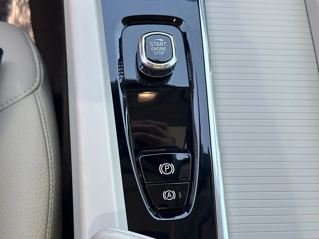 Used 2023  Volvo T8 Core Bright Theme image 28
