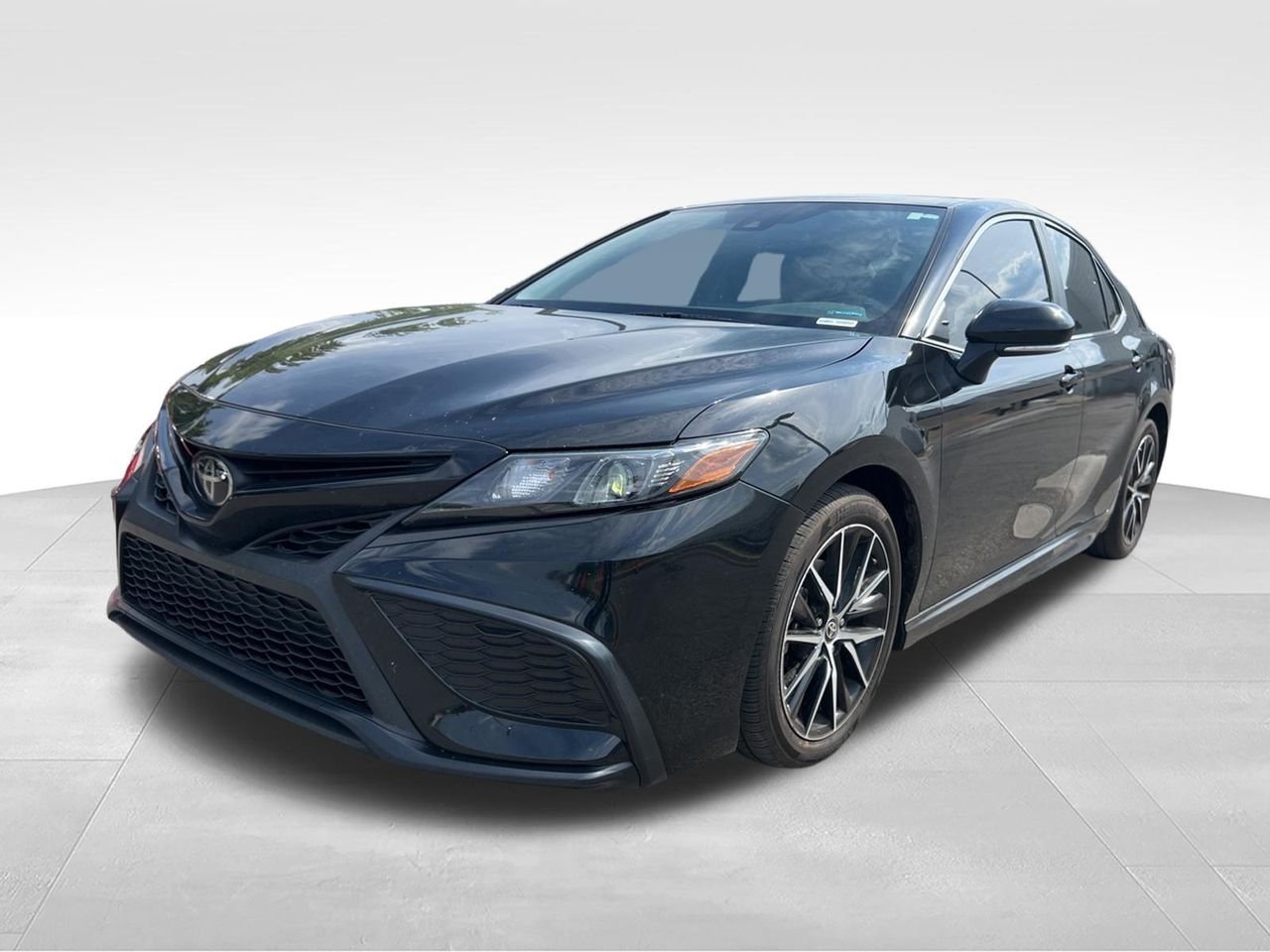2022 Toyota Camry SE's photo