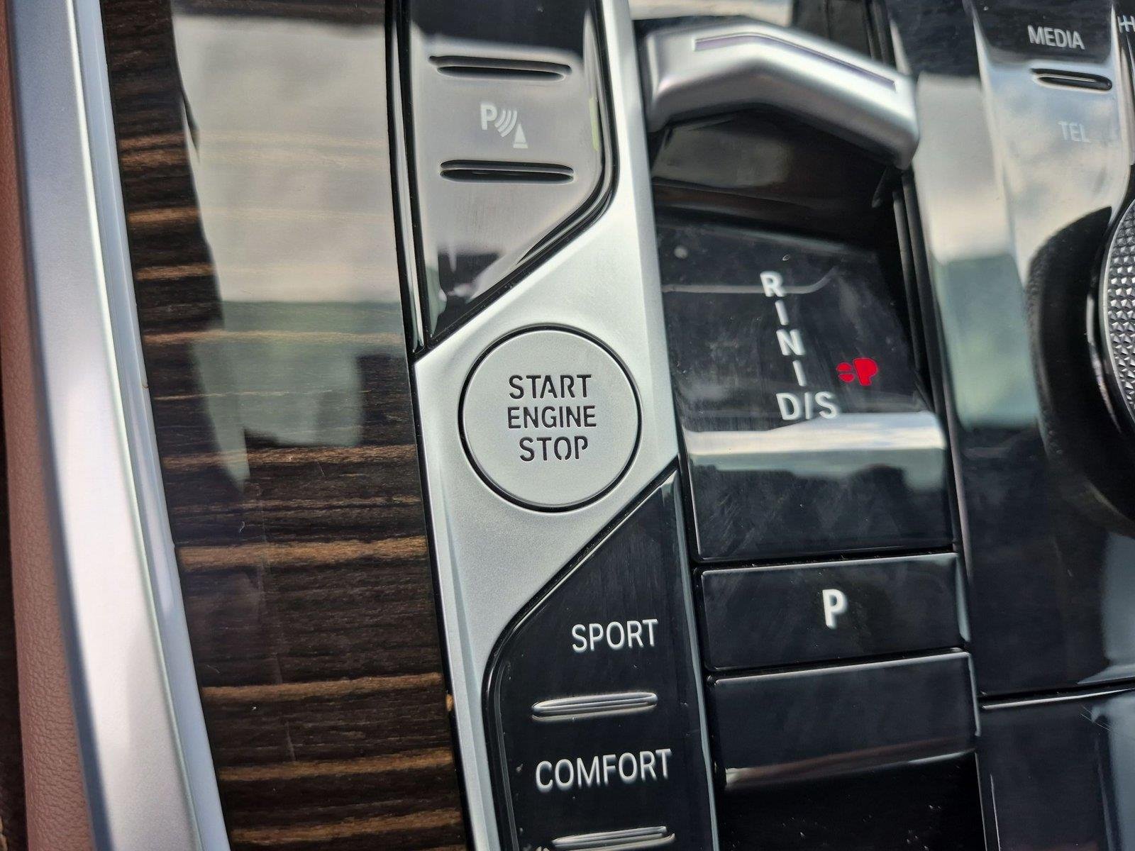 Used 2025 Skyscraper Grey Metallic BMW xDrive40i image 30