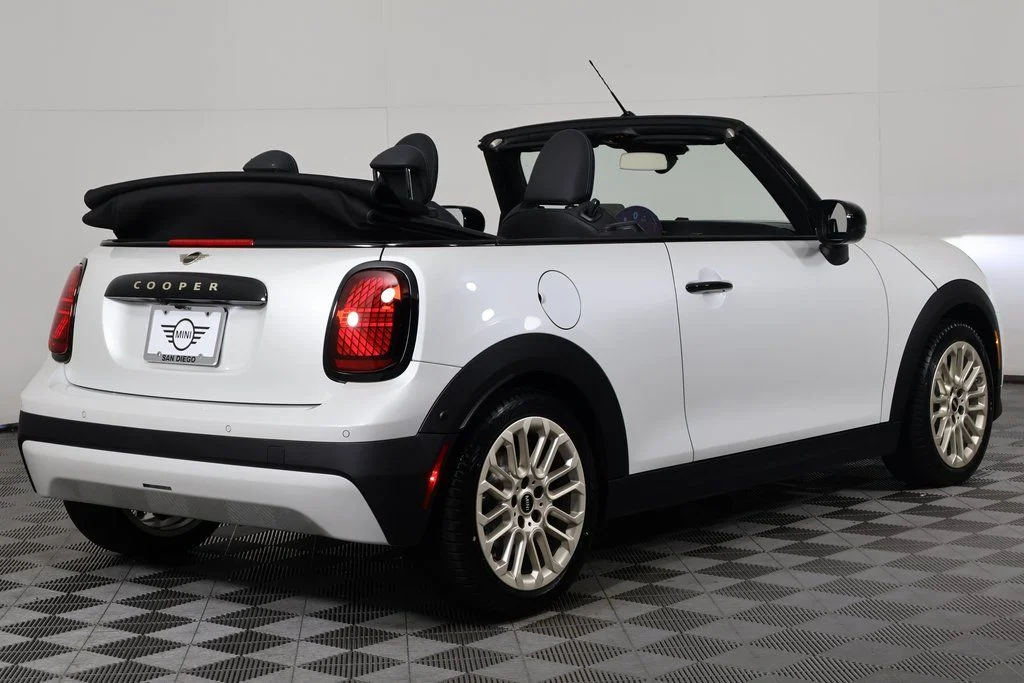 New 2026 White Metallic MINI Signature Plus image 3