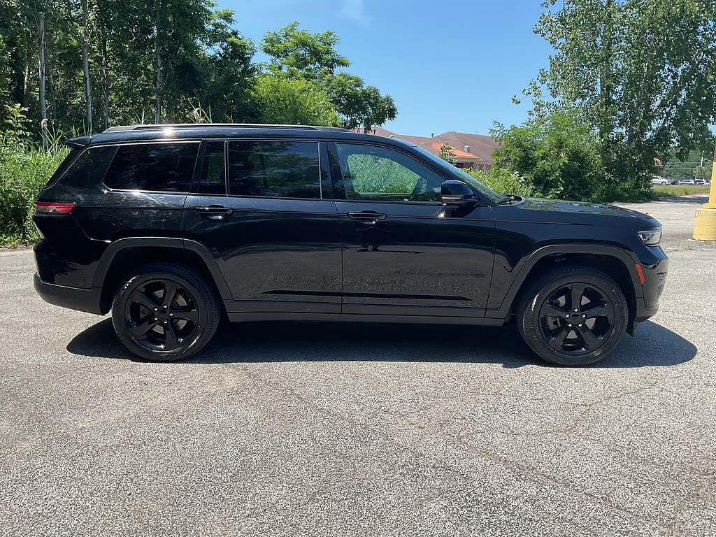 Certified Used 2024 Diamond Black Crystal Pearl Coat Jeep Altitude X image 4