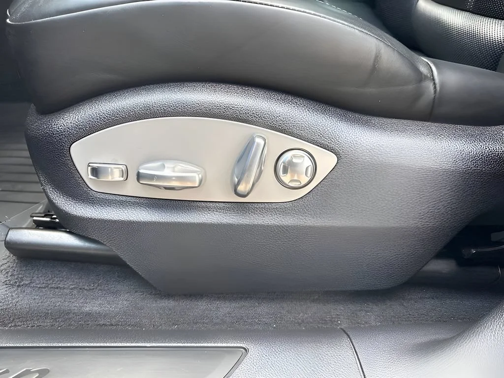 Used 2023  Porsche  image 16
