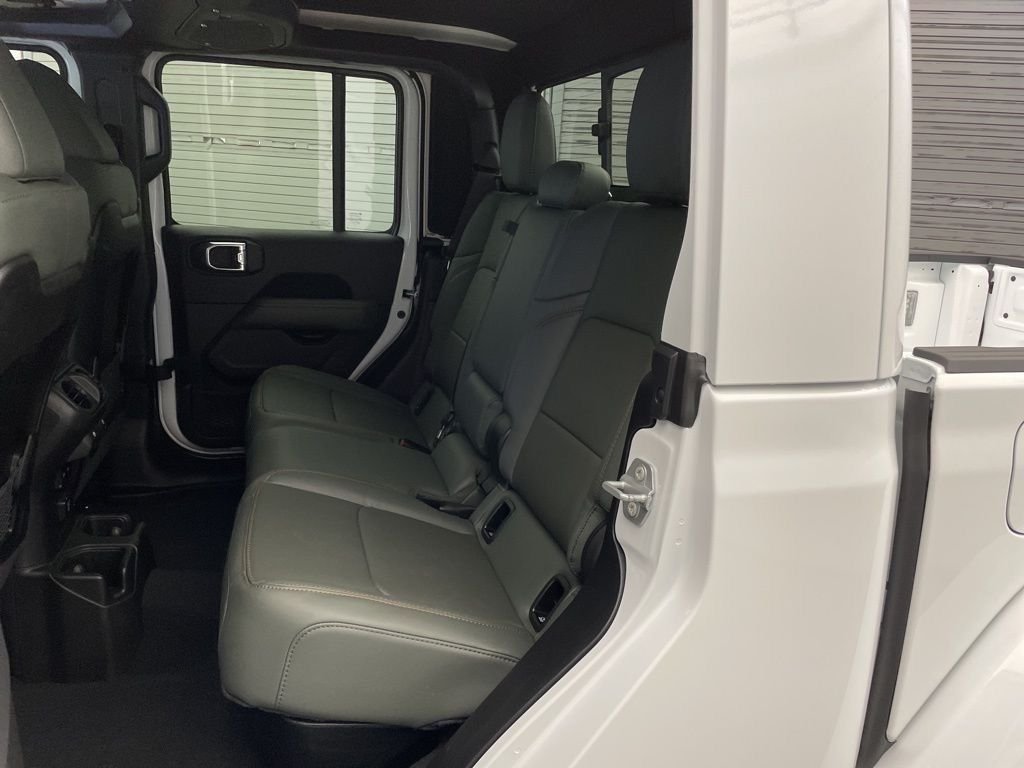 New 2026 Bright White Clear-Coat Exterior Paint Jeep Mojave X image 17