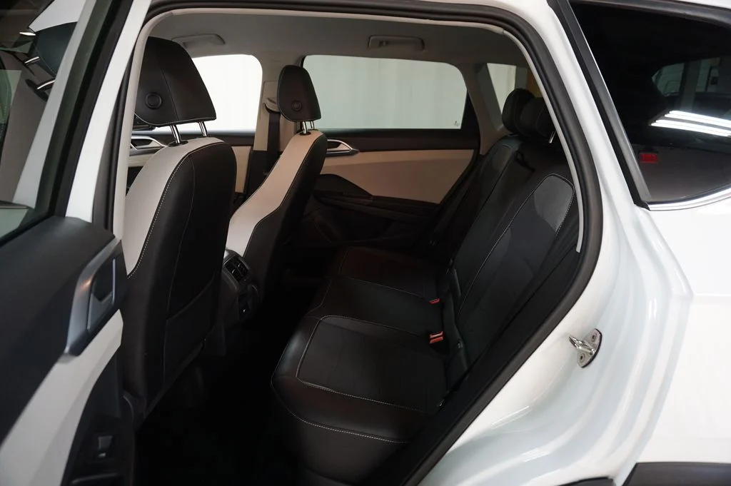 Certified Used 2025 Pure White Volkswagen 1.5T SE image 14